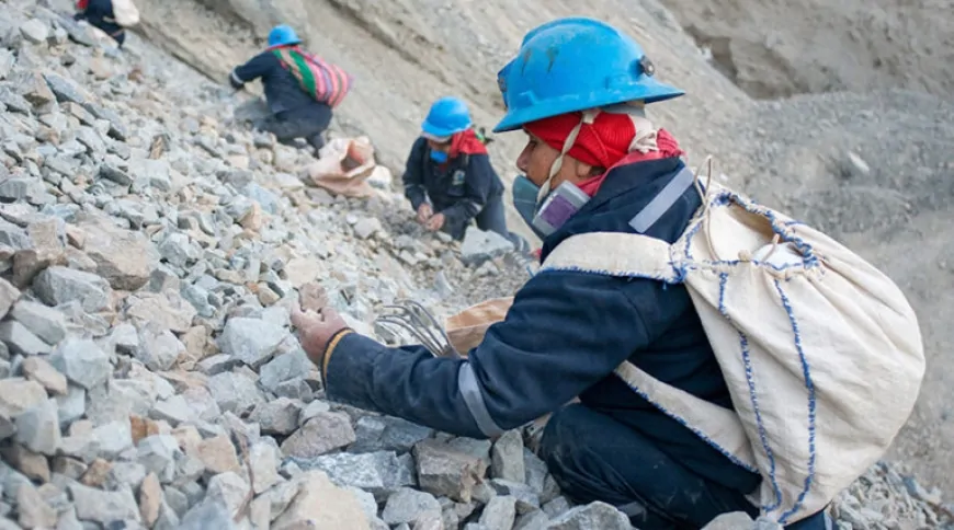 Peruvian informal miners suspend talks with government